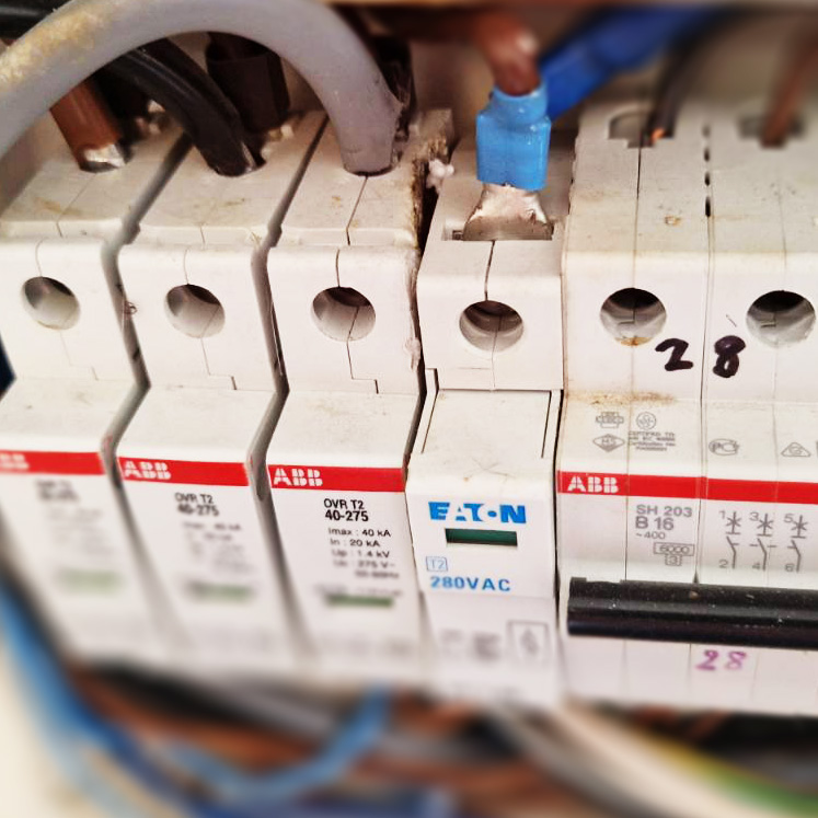 Przegrzane połączenie elektryczne przed montażem ładowarki